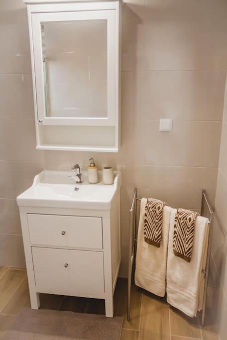Lovely & Bright Renovated Apt. W/ Balcony In Λάγος Εξωτερικό φωτογραφία